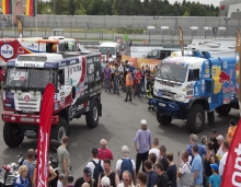 Раллийный 'КАМАЗ' побывал на параде в Германии